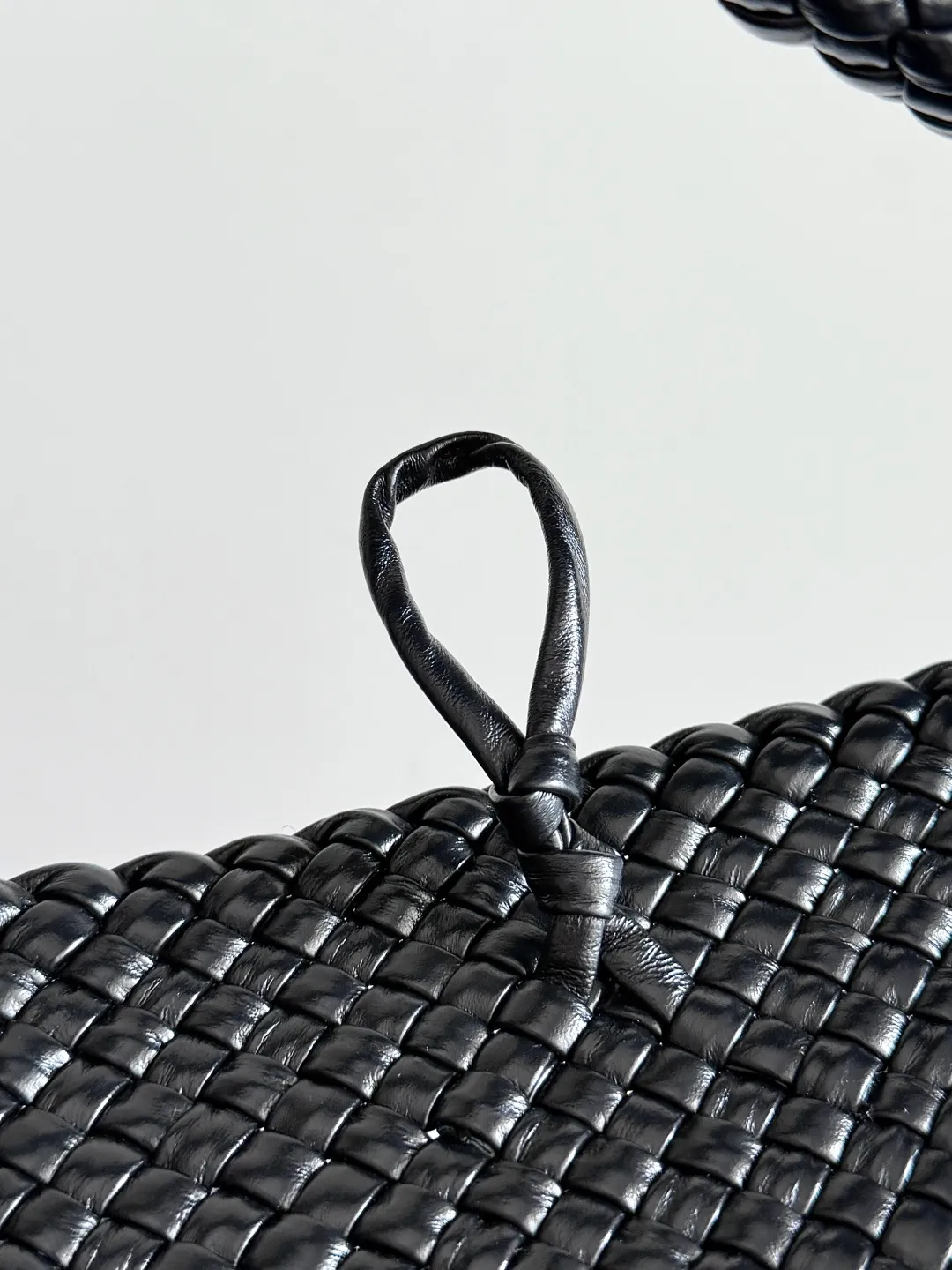 Batch 7360 BOTTEGA VENETA new product large Tosca Baci Baci means Kiss in Italian. Different from the previous Tosca style, this time the entire handbag presents a triangular shape design, and the handle is also designed with a single handle. The delicateness of each stitch of the craftsman's weaving, and the warmth of the handwork are like freshly baked bread! This is a bag that only experienced craftsmen can weave. The lightweight material and large capacity make it easy to carry whether you are an office worker or a student party😍Not only that, this bag is full of fashion, making you the center of attention whether it is for daily outings or important occasions👀 Style number: 762635 Size: 54*39.5*6cm